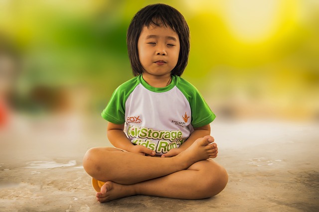 meditating 1894762 640 - Yoga con niños con Sentados sobre un pollo